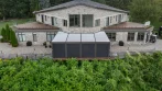 Vue aérienne d’une pergola sur une terrasse en hauteur avec les écrans d’intimité fermés